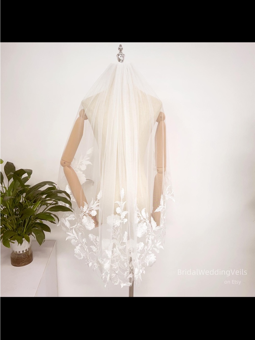 Embroidered Floral Edge Bridal Veil in Ivory